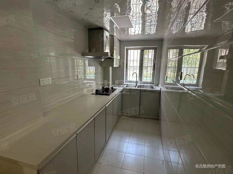 新出金龙花园地铁口精装大3房带车位和自行车库不靠路