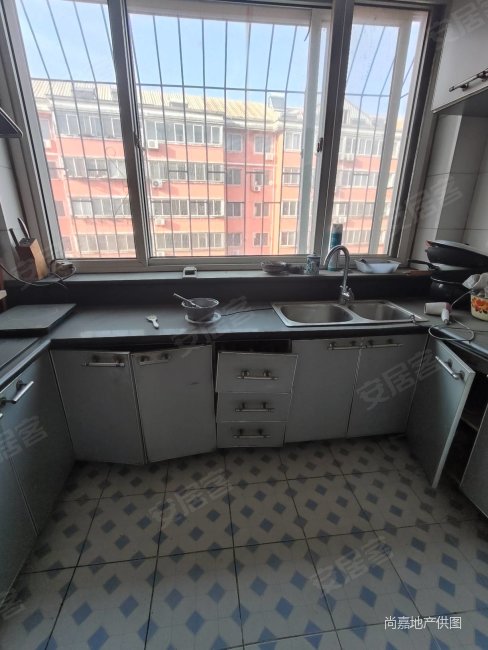 兴华小区三楼100平带大车库房本满五年