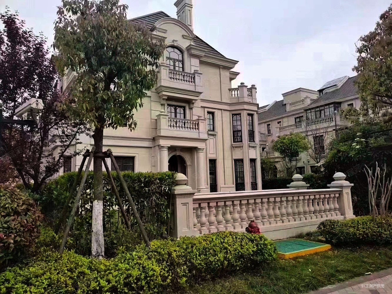 纯法式风格联排别墅人车分流新小区位置中间不靠高层诚心卖