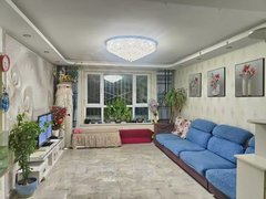 哈密伊州时代广场新盛小区五楼出租，大三室，家电齐全1400包暖气费物业费出租房源真实图片