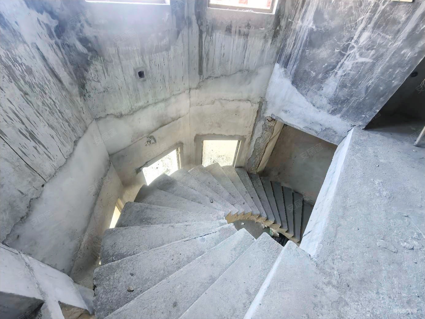 阳明山庄5室2厅2卫360㎡南北555万