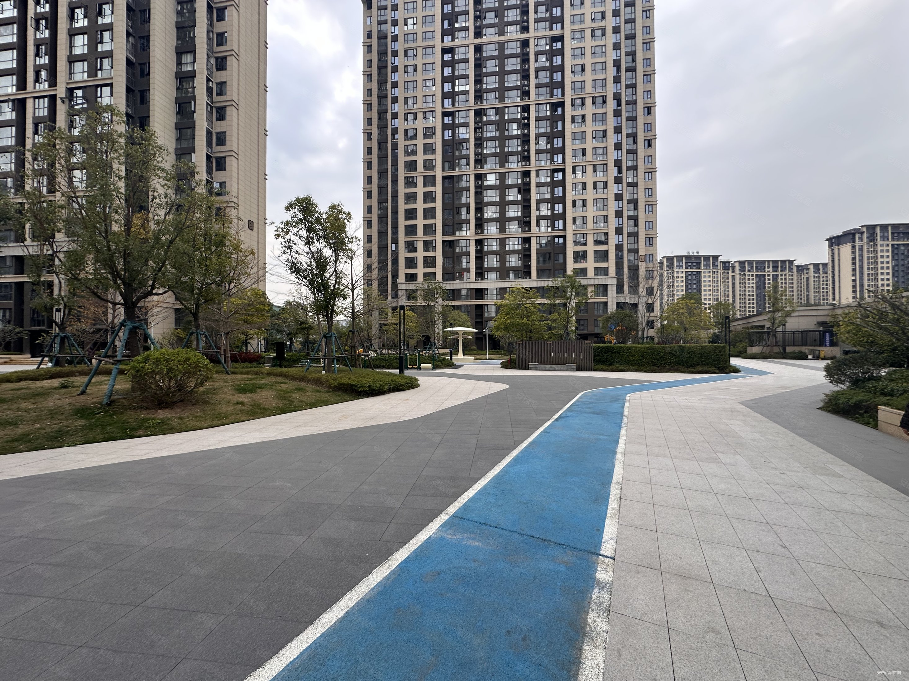 世茂云潮商住楼