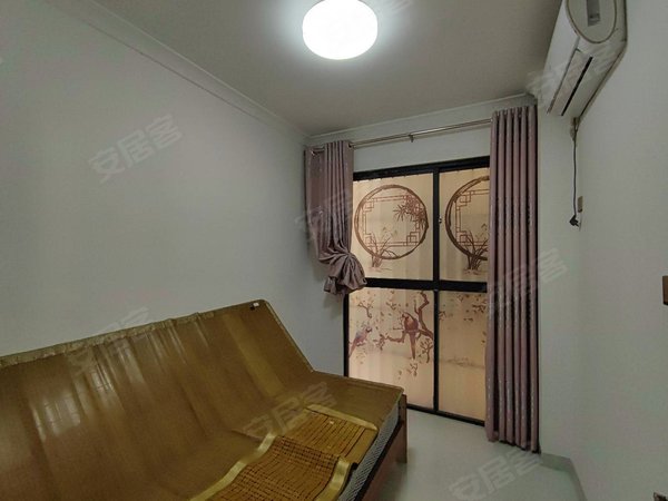 大亚湾中心区中心区中心德丰凯旋城(南区)房管局旁华冠花园,精致干净两房,物业70块定制衣柜出租房源真实图片