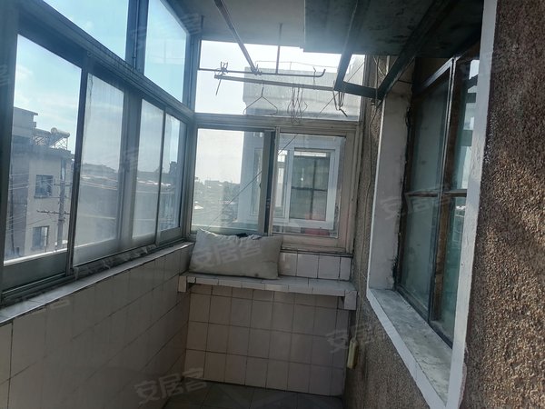 泰州海陵城中南园新村泰山公园旁边的南园新村2室1厅1卫1厨1阳台出租