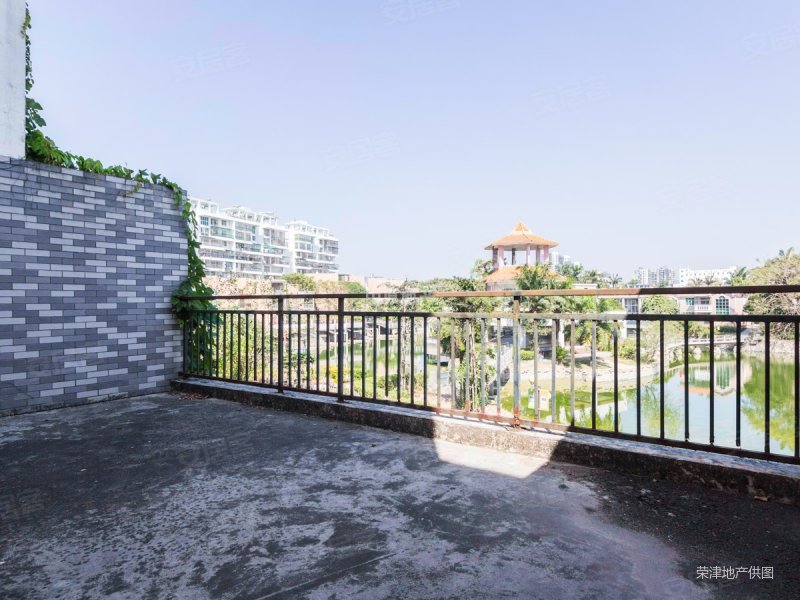 龙岗湖边别墅 上下三层 带院子,有车位 满五少税