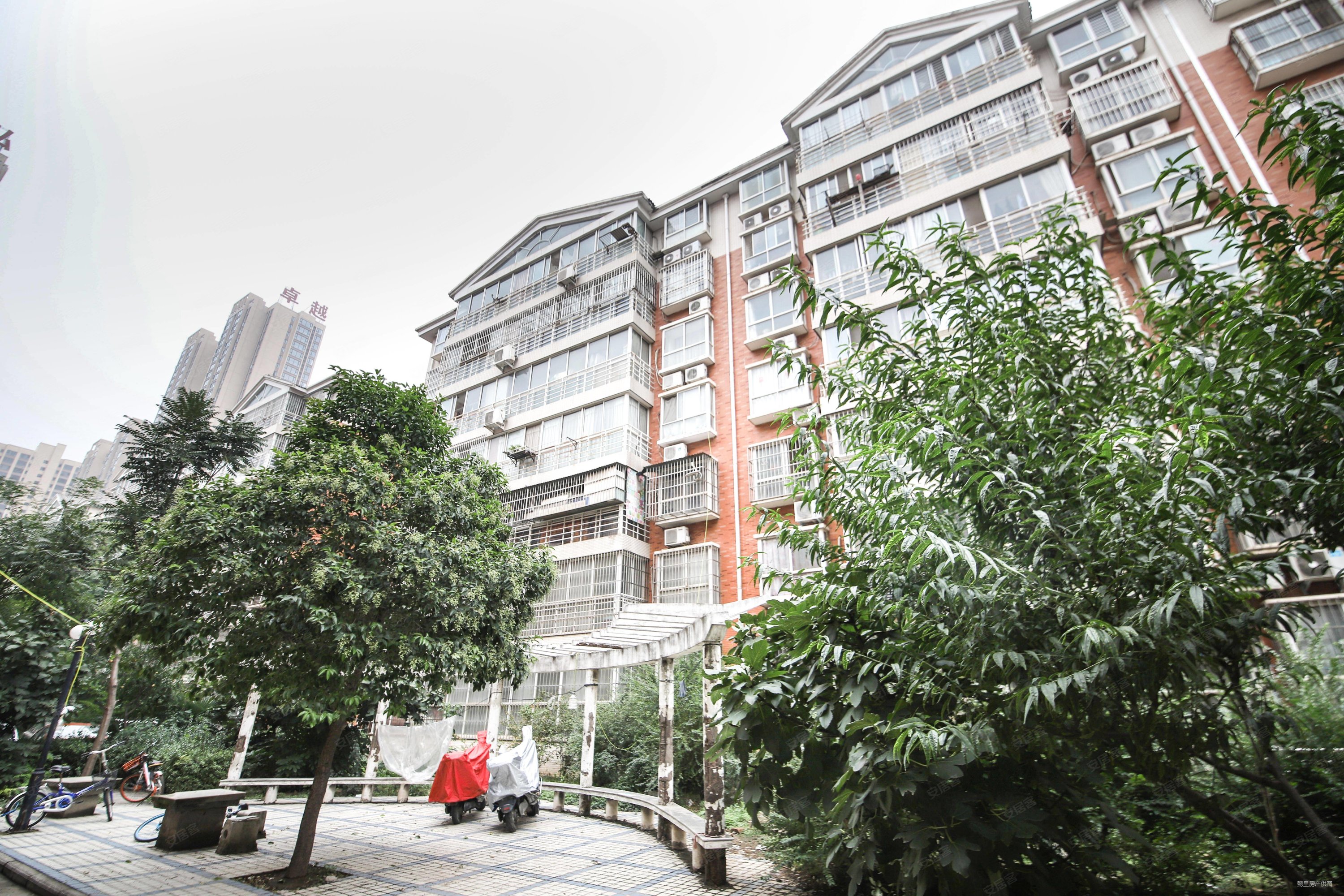 郑州路中弘三期旁佳华怡景苑次新小区三楼三室看中价格可谈