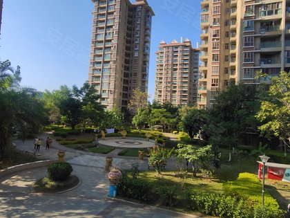 金源主干道,并有8路公交站台,出小区正门西向是市区方向,东向是曼弄枫