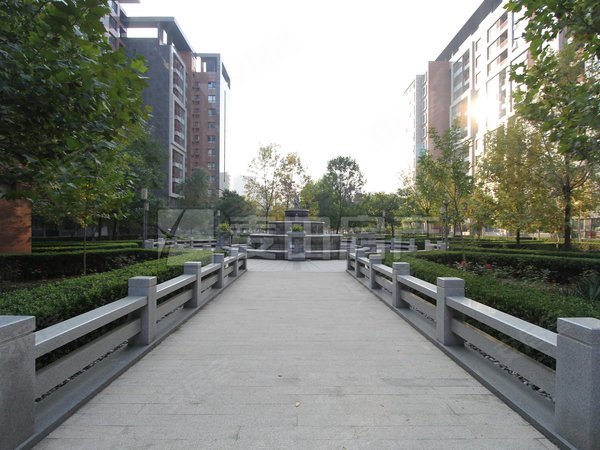 北京朝阳朝青板块润枫水尚(西区)装修不错的两居室,高楼层视野不错