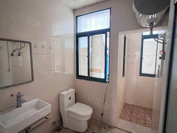 昆山玉山老城区东方新村采莲街 一楼带院子 简单装修 三房 干净清爽