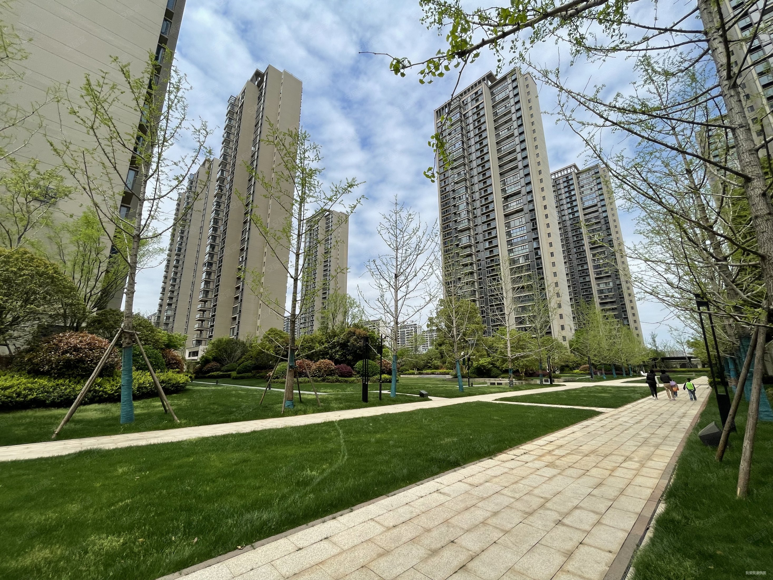 新力铂园3室2厅2卫105.77㎡南北142万