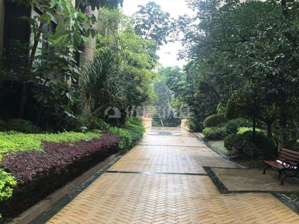 南宁青秀凤岭北美泉1612小区环境优美临近地铁口交通便利拎包入住出租