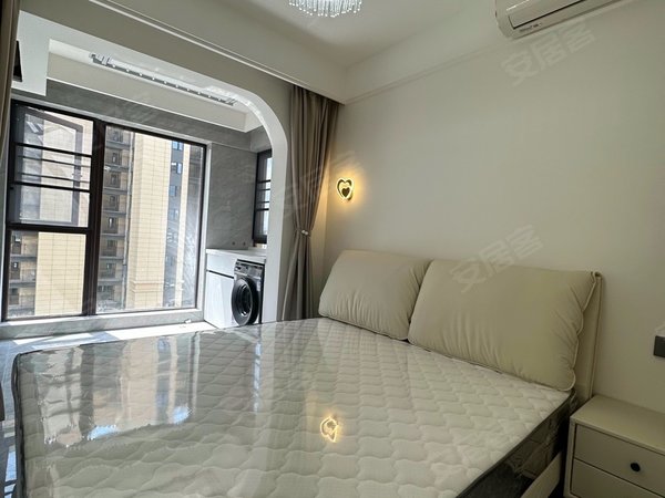 独门独户单身公寓卧室带大阳台采光好配套齐全出租房源真实图片