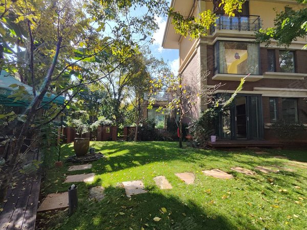 滇池度假区租房,店长滇池50米 南郡超大花园近100平 五室端头别墅