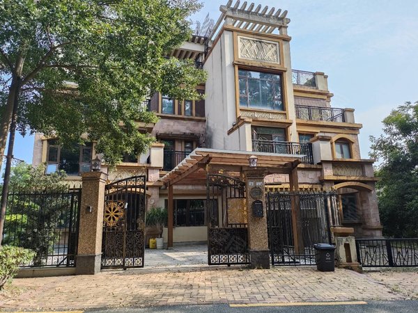 深圳龙华观澜观湖园(别墅)业主新放盘观湖园带豪华装修,带大花园,家电