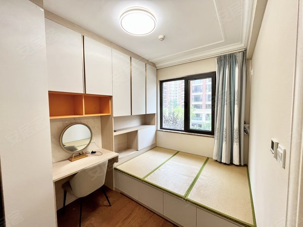 青岛城阳白云山公园青特小镇e区青特小镇e区 4室1厅2卫