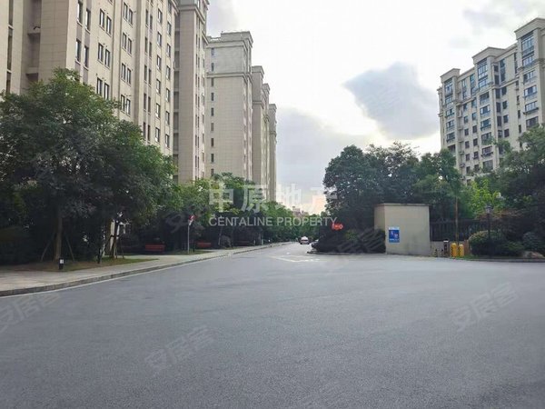 上海闵行金虹桥金鹰华庭(公寓住宅)主卧朝南,电梯房,繁华地段,采光