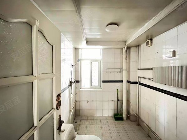 兰州城关东方红广场财政厅家属院(颜家沟)东方红广场 兰州一中附近 精装四楼 三室两厅两卫 随时看房出租房源真实图片