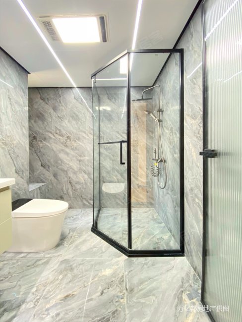 锦荣府精装洋房顶跃上下三层 客厅挑空6米 带120平屋顶花园