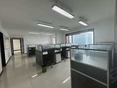 桐梓林地铁口50米  带办公桌的三居室 随时看房出租