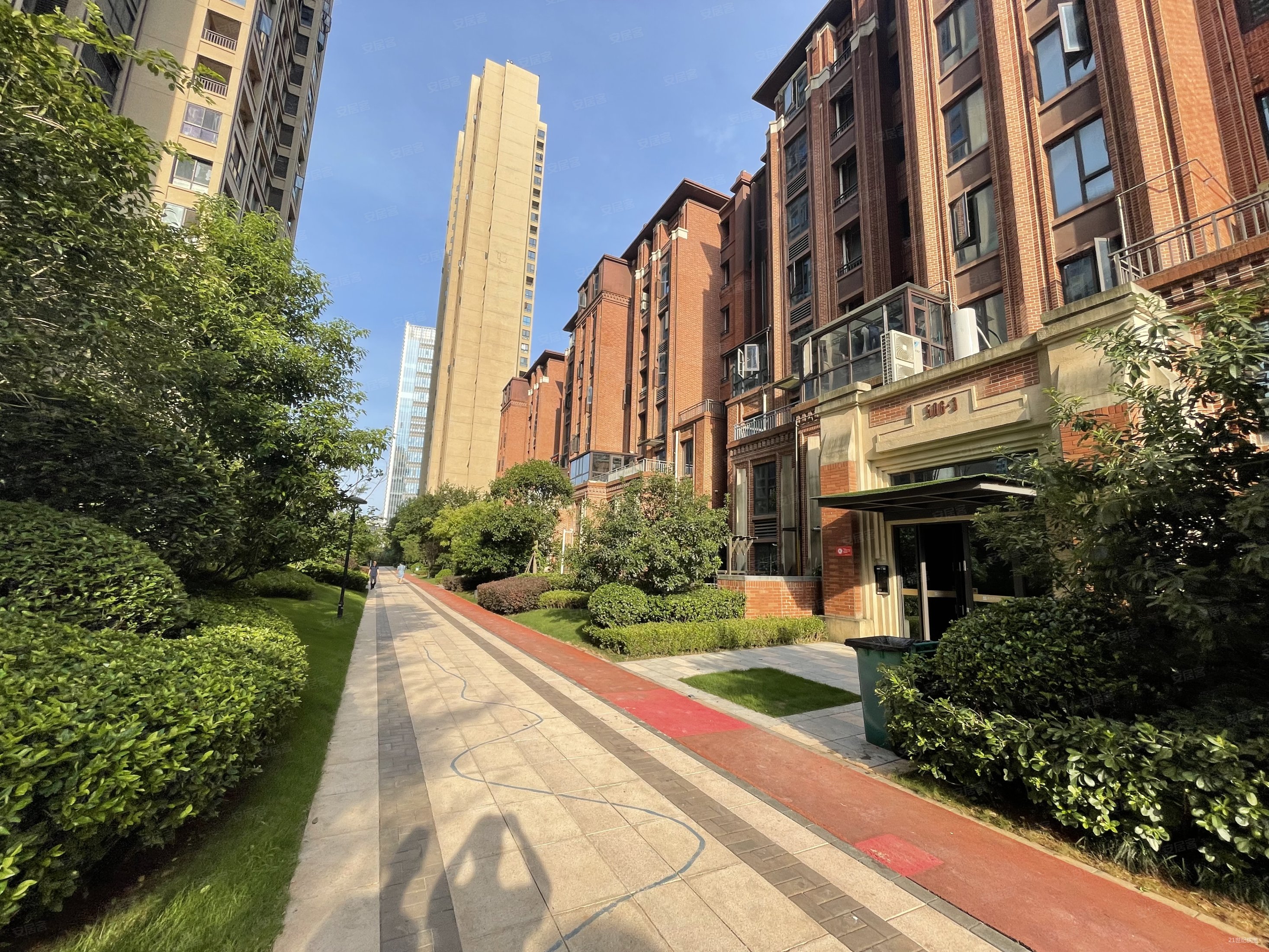 绿地国际博览城御珑3室2厅2卫125㎡南180万