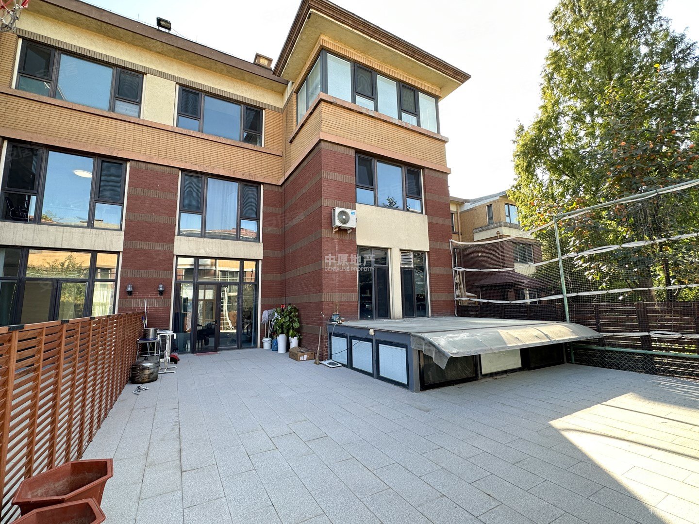 万城华府地上三层地下一层联排别墅停4车