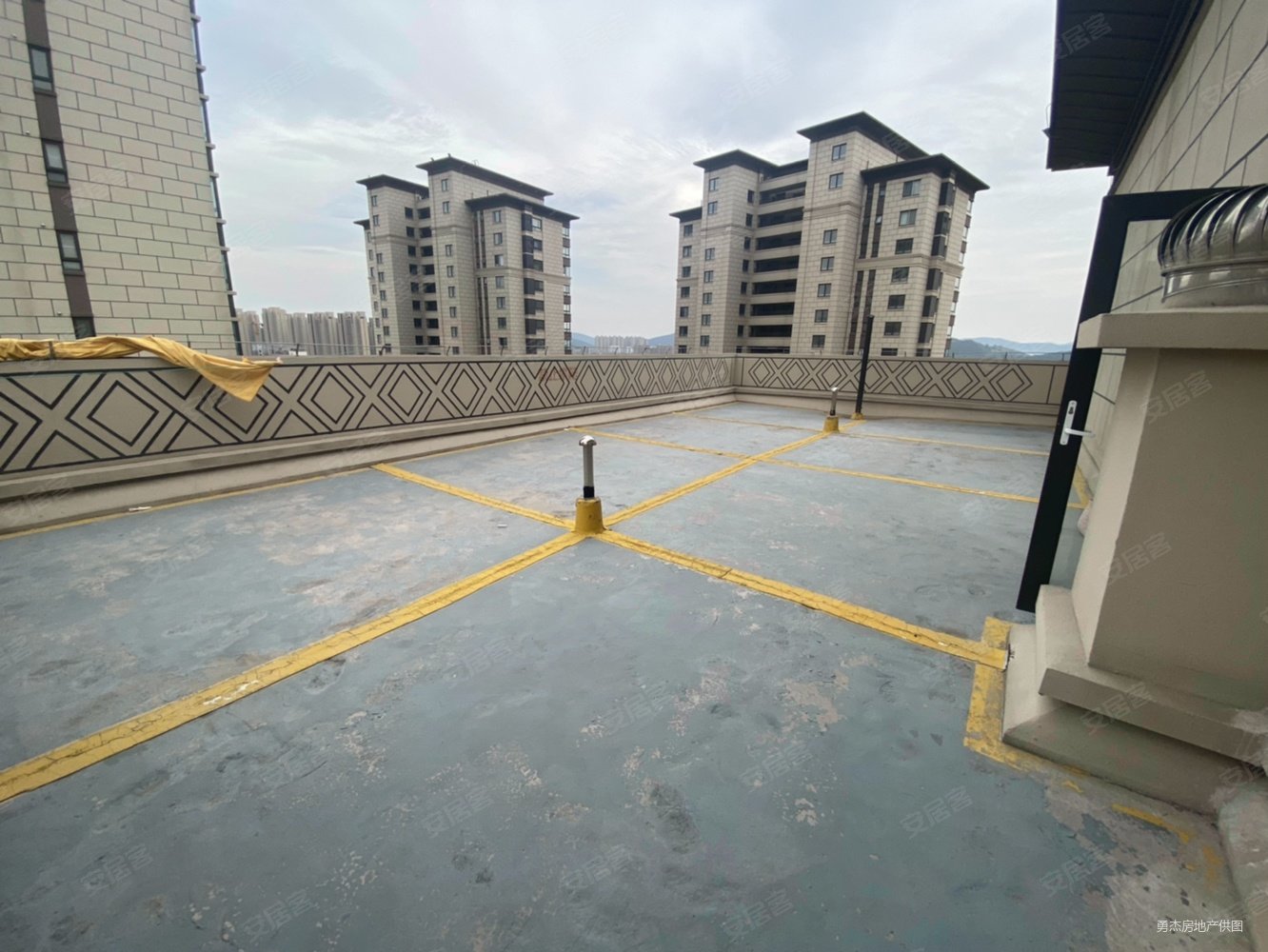 特特特合适 荣盛城四期 5室复室 精装修大平台