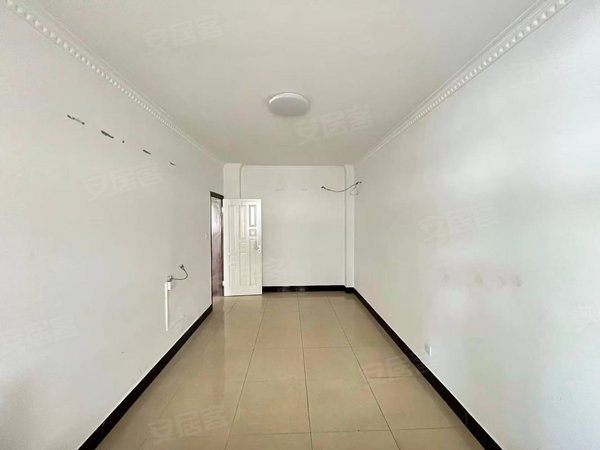 兰州城关东方红广场财政厅家属院(颜家沟)东方红广场 兰州一中附近 精装四楼 三室两厅两卫 随时看房出租房源真实图片