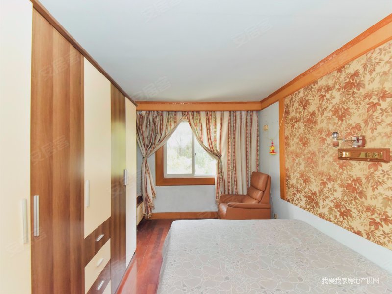 桐馨苑轻轨口3楼大两房采光好送独立大车库诚心出售已改造好