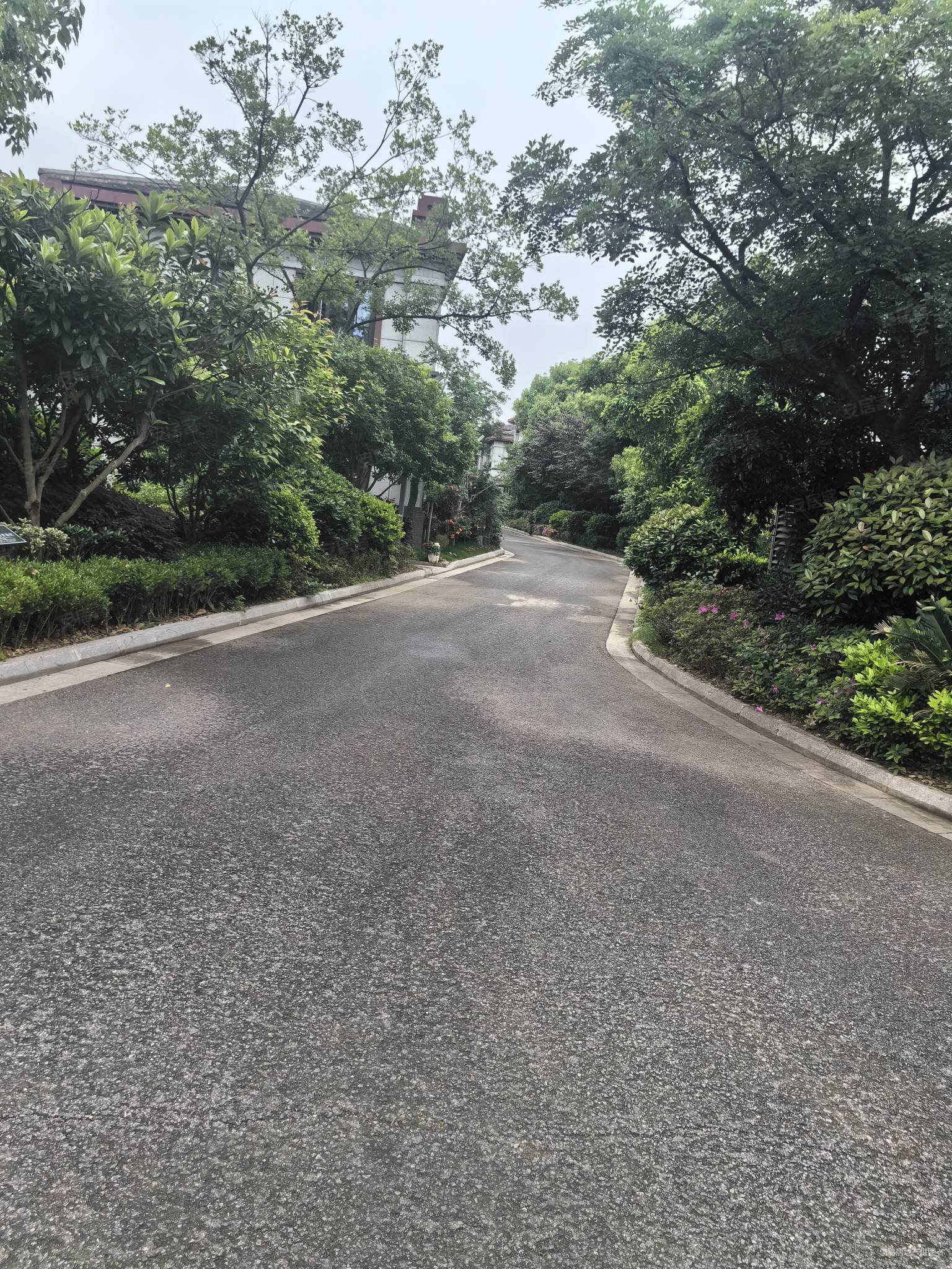 世茂石湖湾别墅精装修保养好,地下一层,地上2层,  花园60