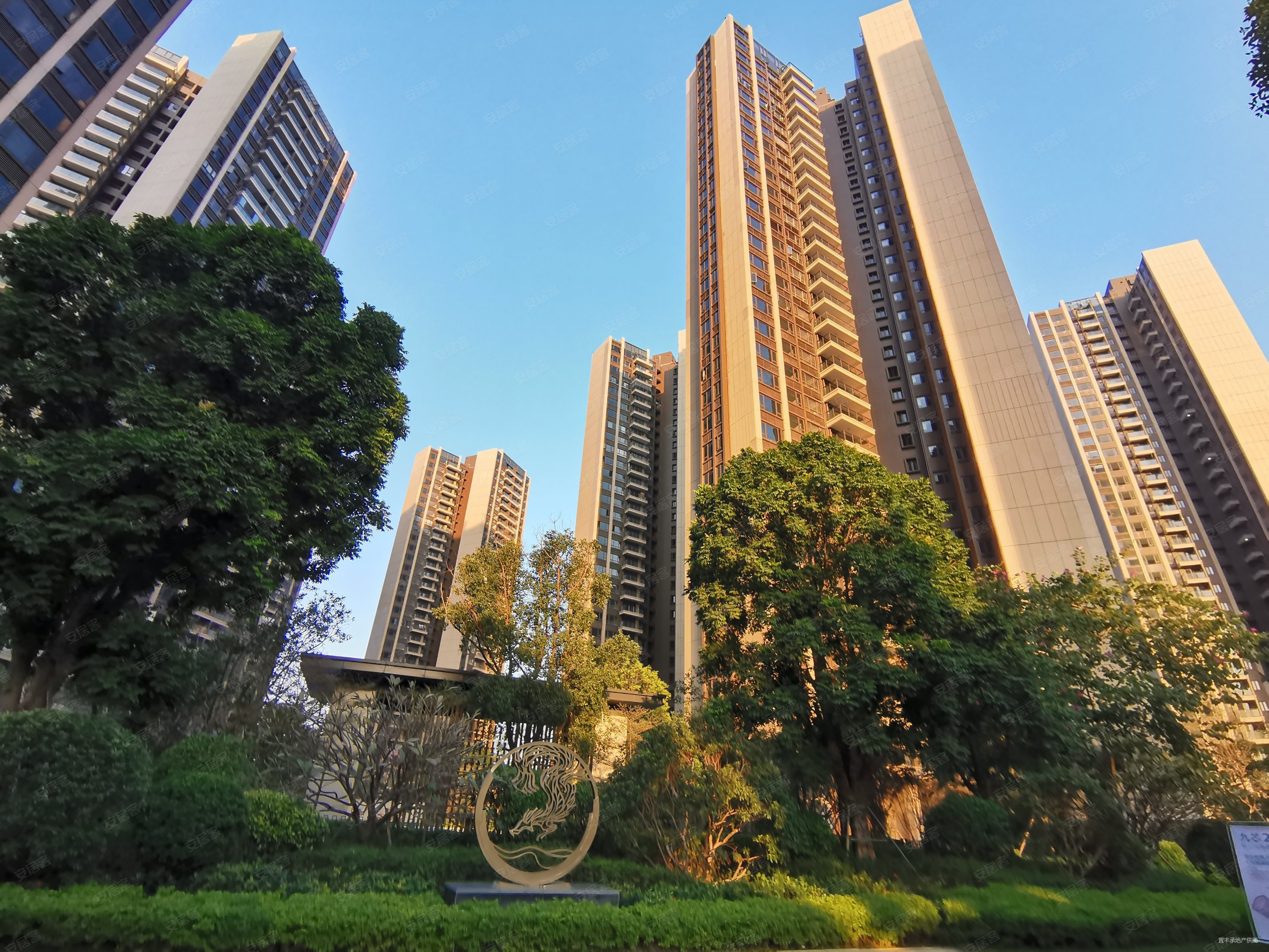 龙光玖龙湾,高层精装三房带平台可改造成四房,南北对流采光好