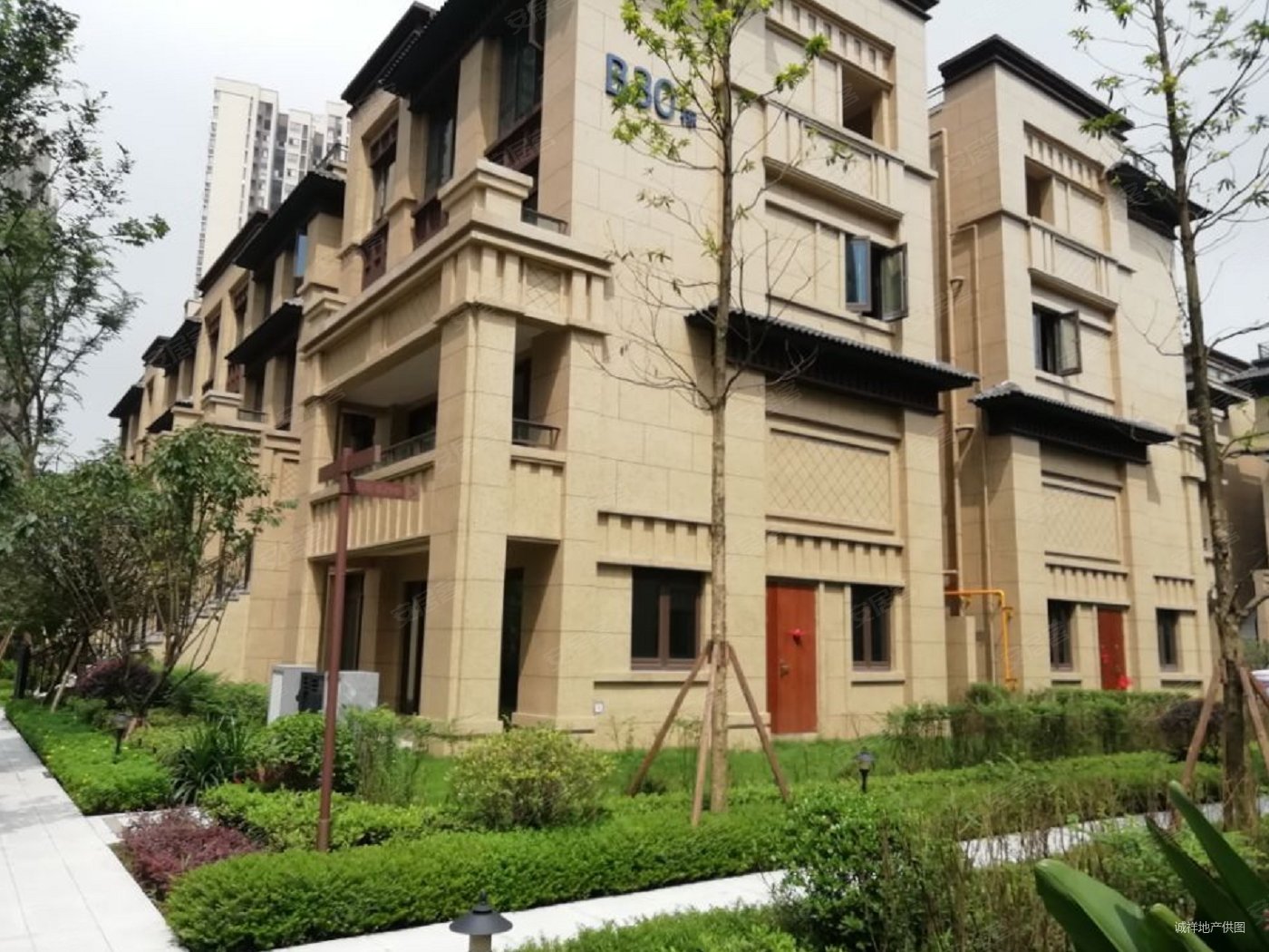 渝北区照母山别墅 可改5房 端户带大花园 368万 价格面议,康桥融府b区