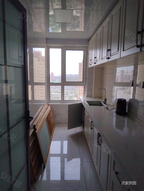 龙峰嘉园出行方便次新房精装可拎包入住高楼层采光充足