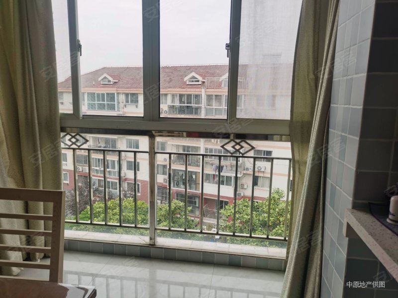 绿波城 6楼带阁楼 精装修  近地铁 房东急售 价格好谈