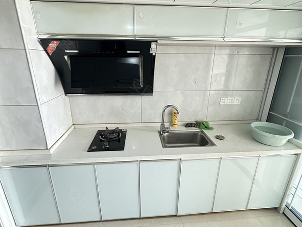 南昌腾泰财富广场街心花园，单身公寓一室一厅出租，家具家电齐全，拎包入住。出租房源真实图片