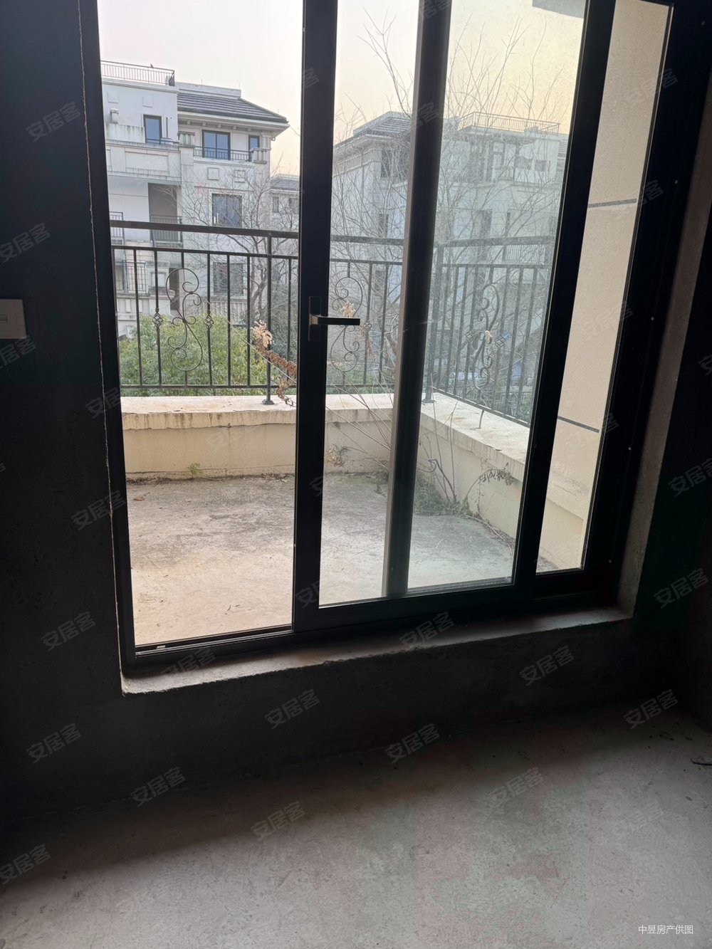 房龄新产权清晰 边套三面花园证满