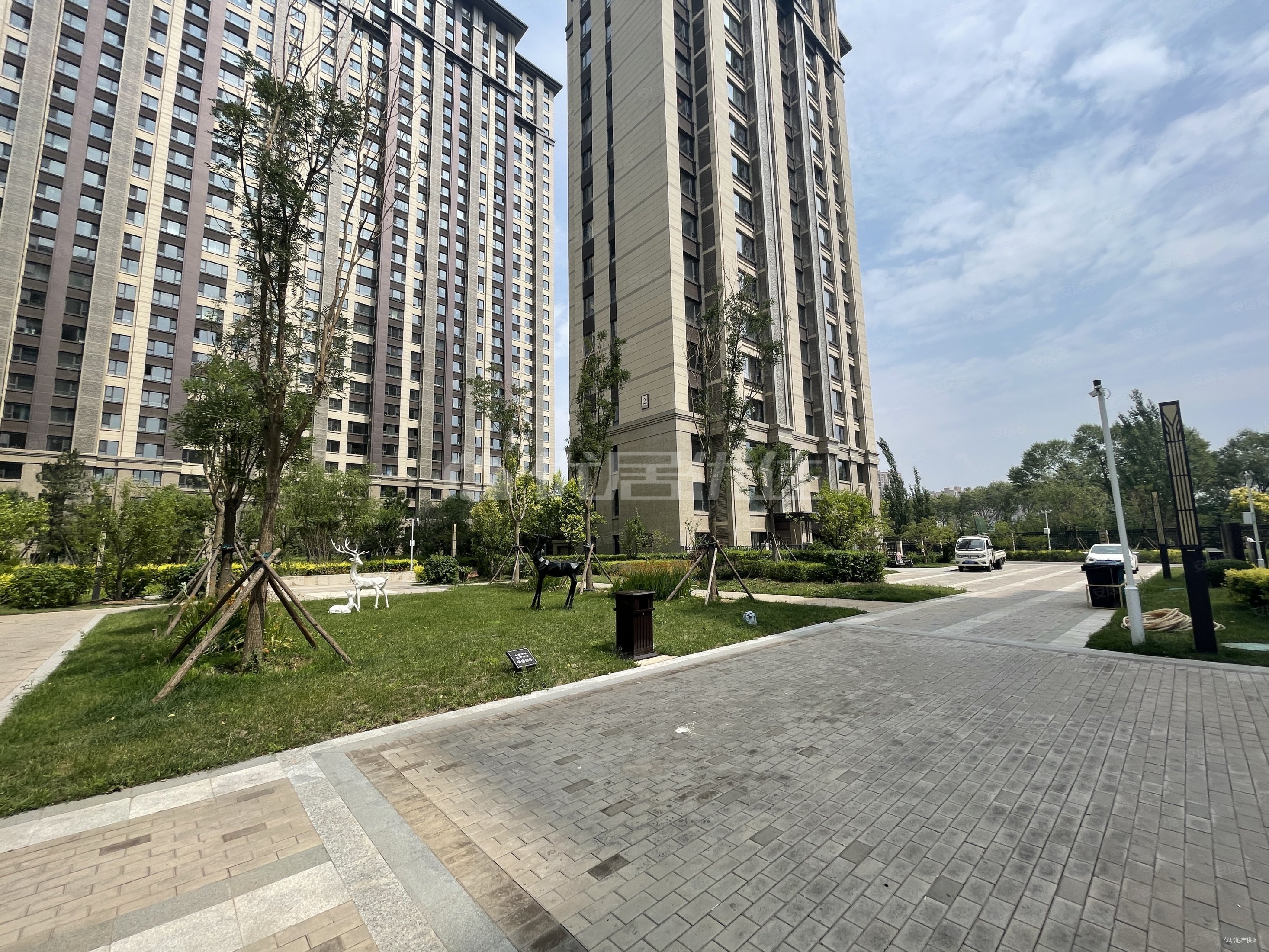 东河御府南区电梯中层三室两厅两卫毛坯房