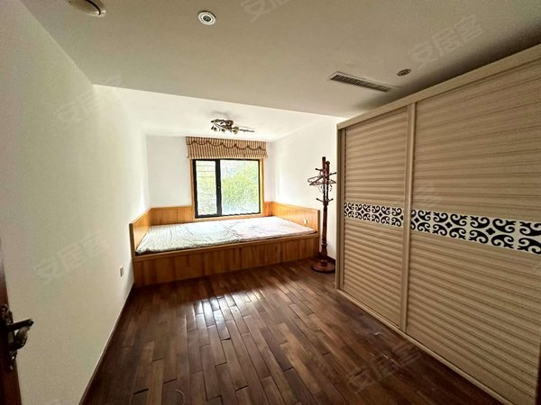 包头稀土高新区黄河大街三江尊园(别墅)租别墅找小郭 三江尊园别墅 精装修 带大院 看房方便提前联系出租房源真实图片