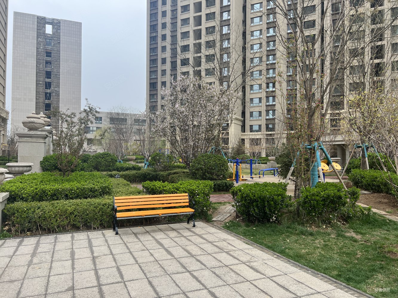 保利金香槟3室2厅1卫96.49㎡南北100万