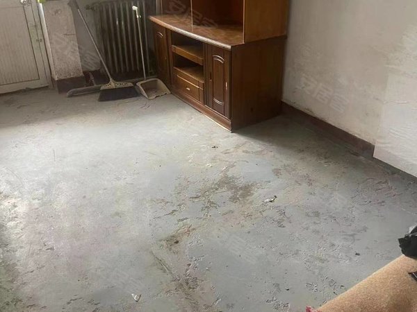 河间瀛海公园瀛海新兴小区(汽车东站)土产公司家属楼一楼带院简单家具家电出入方便出租房源真实图片