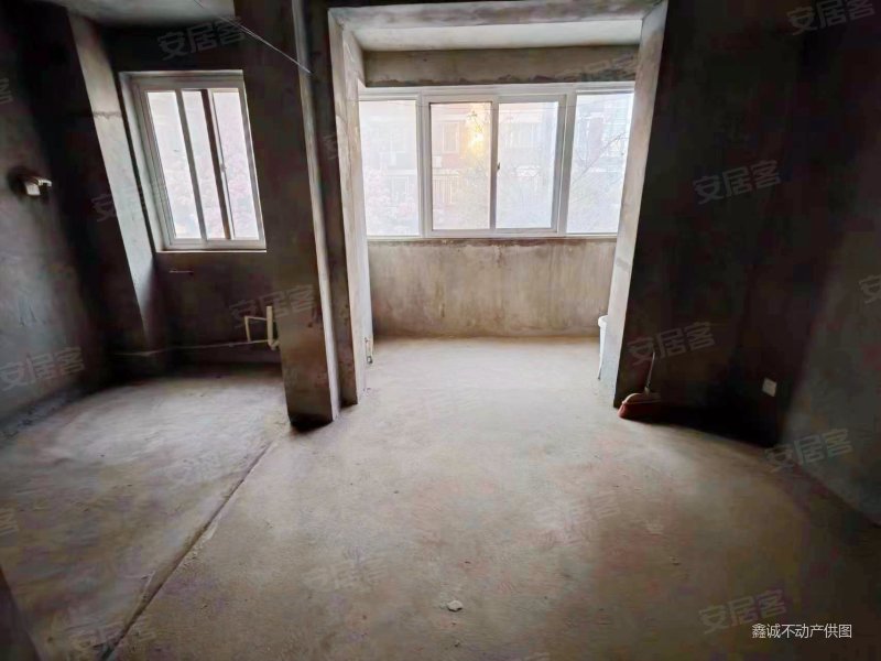 急售蓝爵世家三室两厅两卫好楼层看房方便