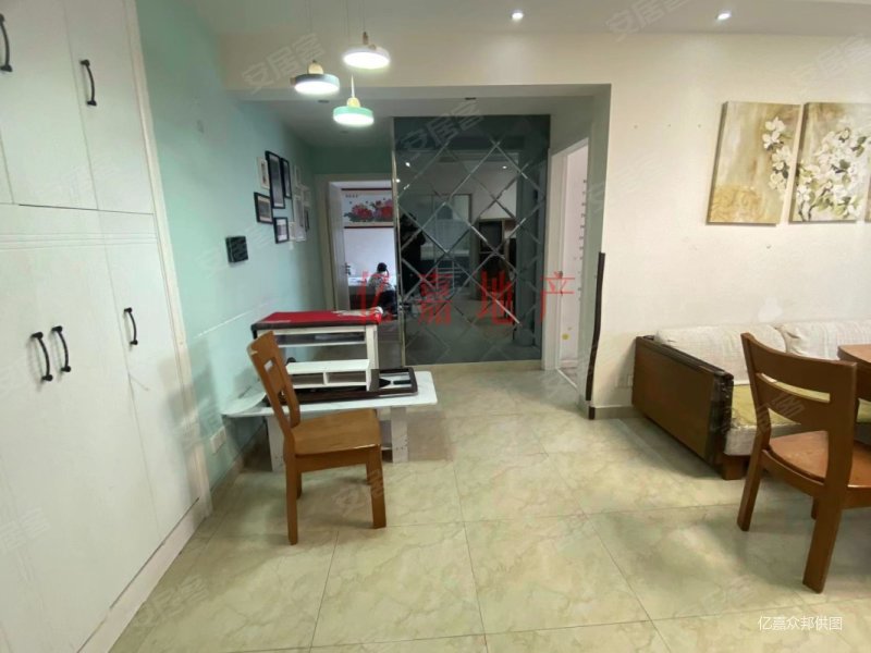 嘉定新城宝龙广场风荷丽景花园里精装修两房满五  ,诚意出售!