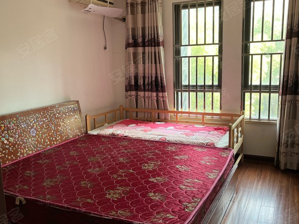 泰州海陵城南世茂河滨花园(公寓)世茂河滨花园 电梯三房精装修 随时