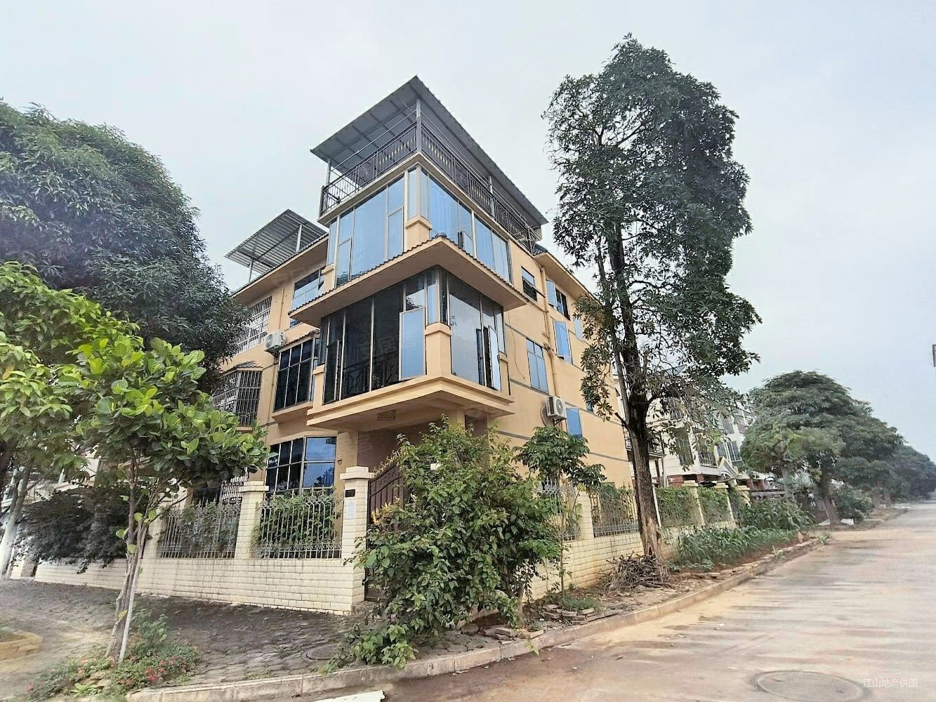 邕江边上临江头牌别墅前后带花园随时看房随时过户