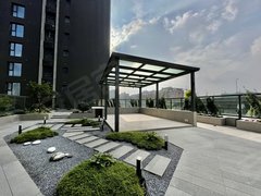 成都武侯高攀路东湖公园旁!带170平私家花园~随时看房(价格可谈)正朝南出租房源真实图片