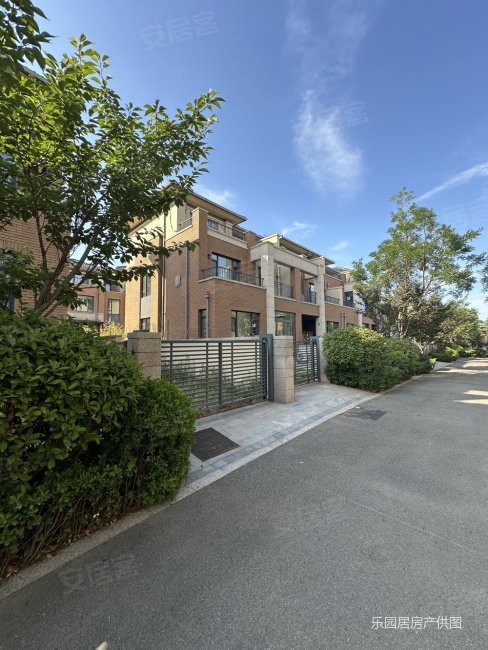 海信温泉王朝(海信千亩园)3室2厅3卫190㎡南190万