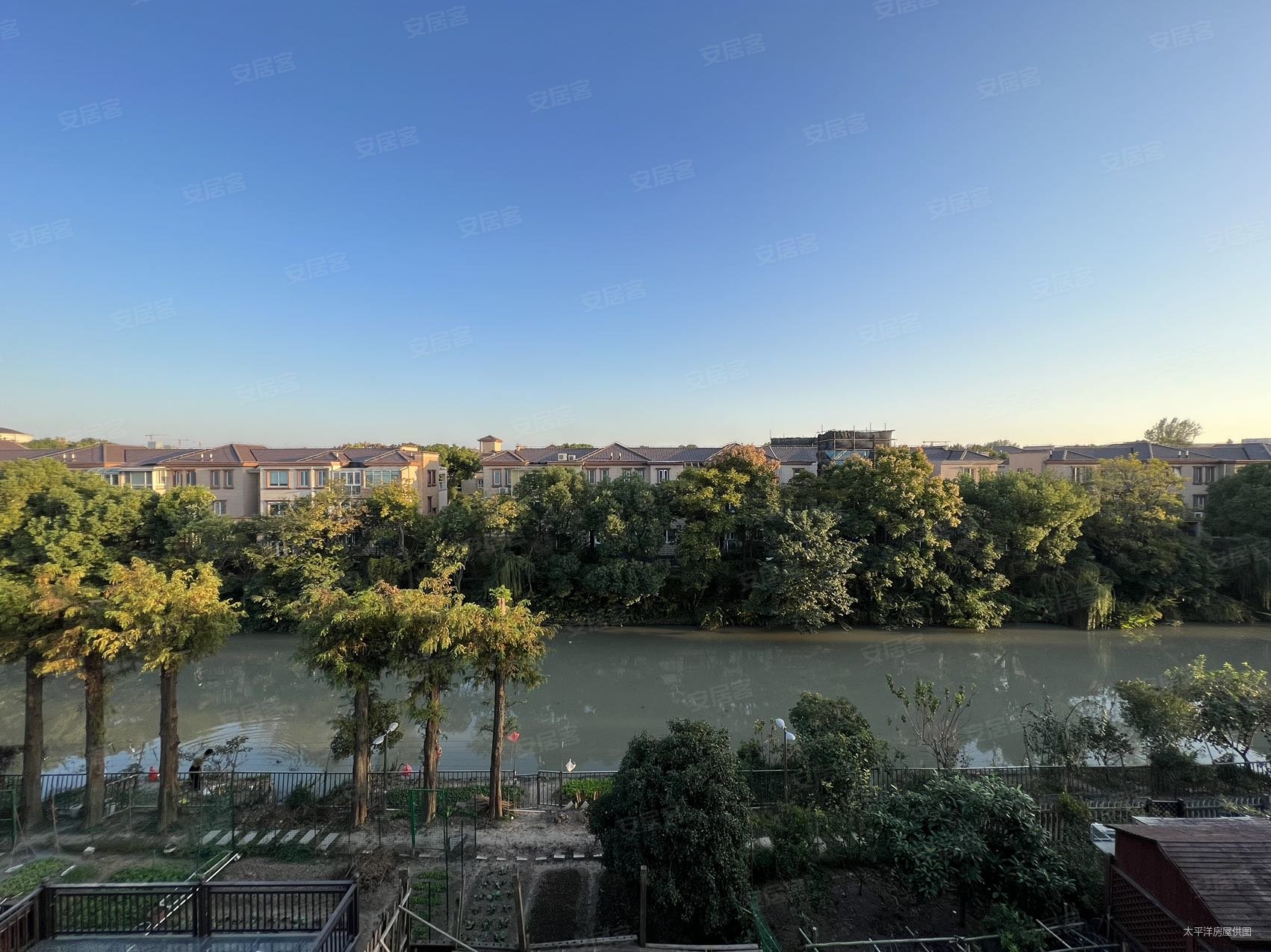 地铁口,万达旁,品质精装别墅小区,南临天然大河,上下两层花园,金铭