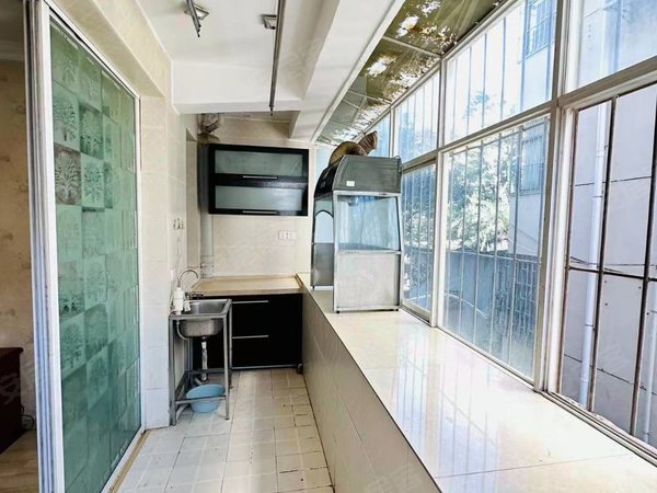 昆明西山船房片区兵器疗养院宿舍环城西路   五华体育馆旁   中间楼层