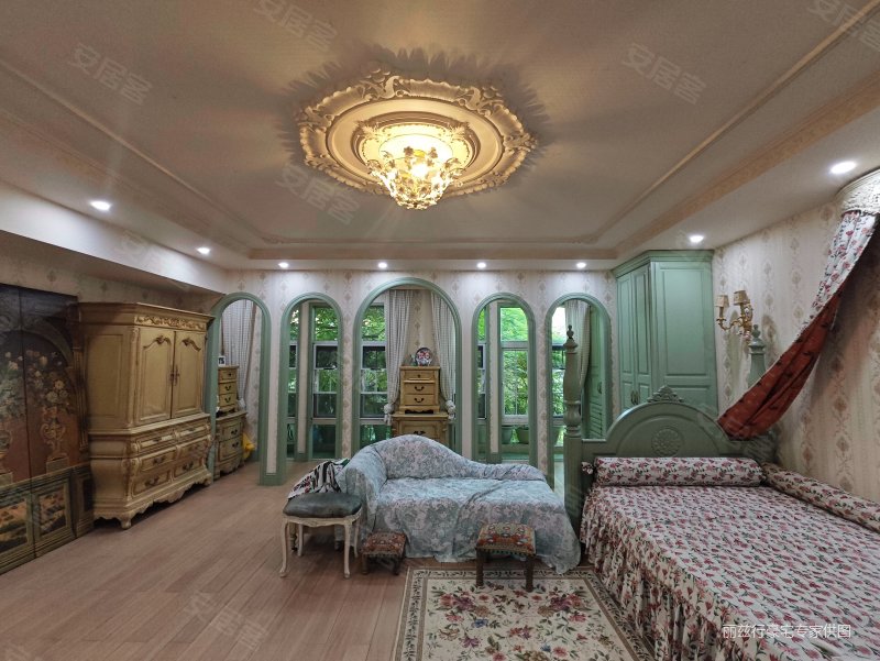 万象天地的双拼别墅!8房格局!美式风格装修保养  好