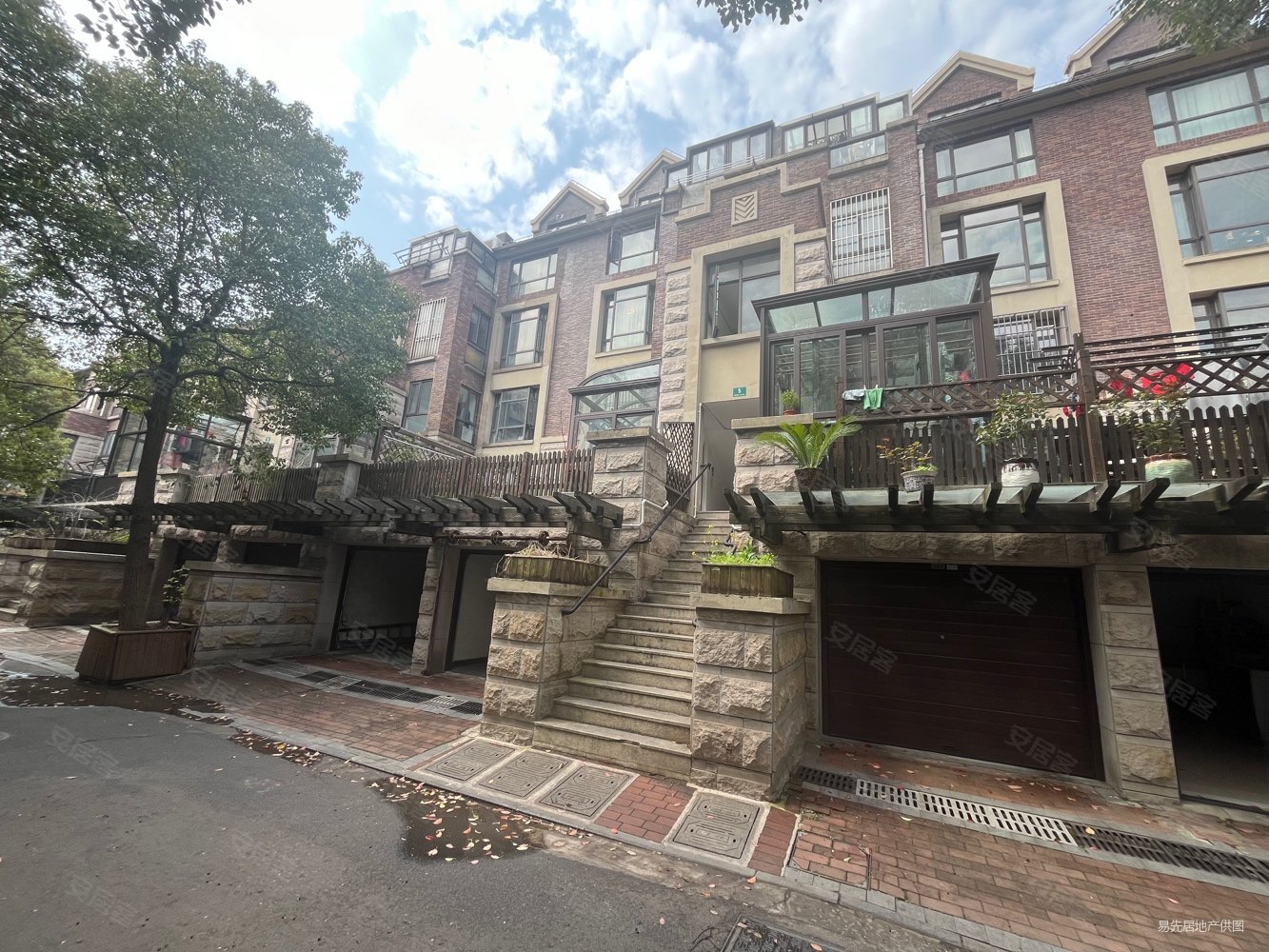 下叠别墅豪华装修 产证面积200平上下3层 超大花园 有车库,宝华海湾城