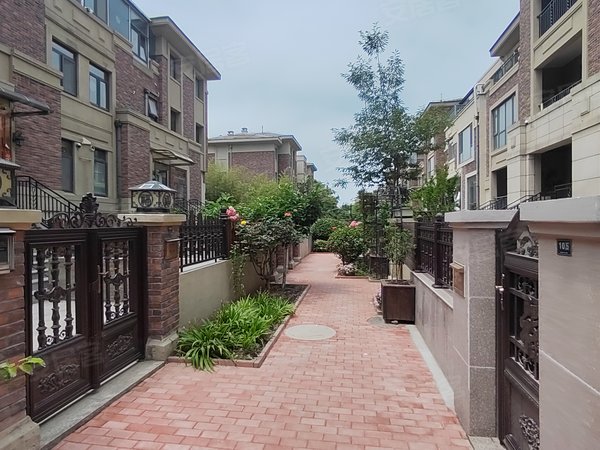 青岛城阳高新区世茂意墅湾商超旁(下叠别墅)精装全套,拎包入住(带车位